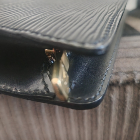 Louis Vuitton Epi Clutch - SERIAL #SR0939 - Picture 10 of 14